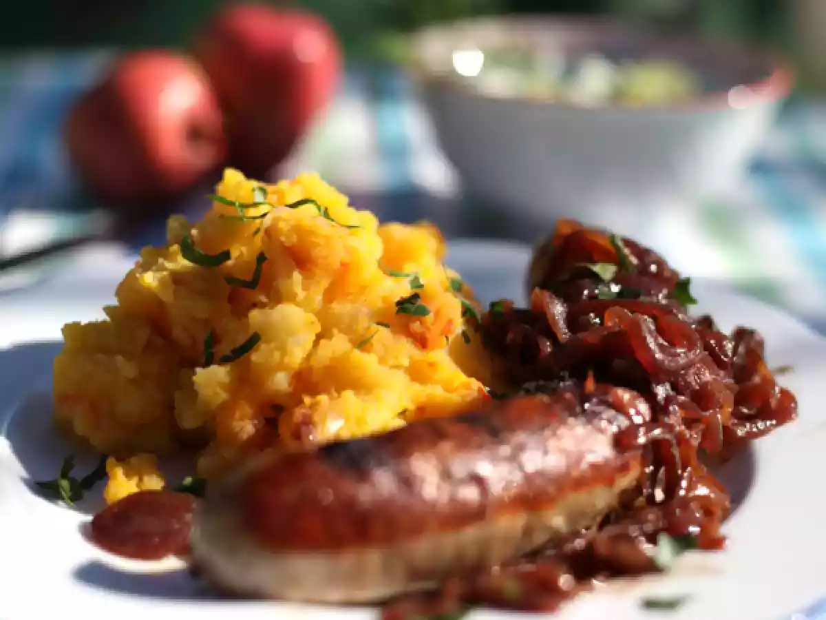 Kürbis-Apfel-Kartoffelstampf mit Bratwurst und Zwiebelsoße