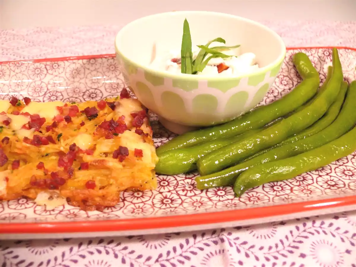 Kürbis-Kartoffel-Krustikuchen mit Estragonschmand und Bohnen