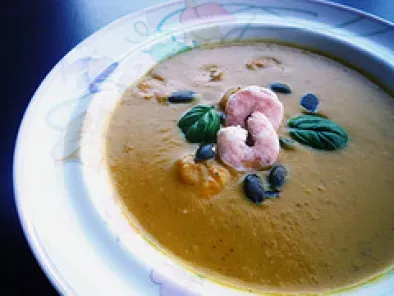Kürbis-kokosmilch-suppe mit garnelen