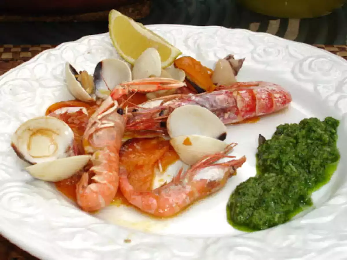 Kürbispfanne mit Meeresfrüchten und Tagetes-Kürbiskern Pesto