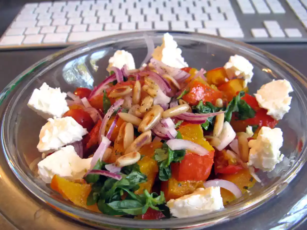Kürbissalat mit Feta, hauchdünnen roten Zwiebeln, Basilikum und Pinienkernen