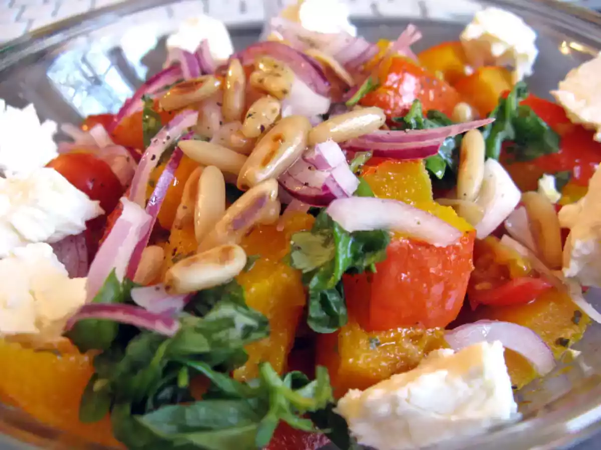 Kürbissalat mit Feta, hauchdünnen roten Zwiebeln, Basilikum und Pinienkernen - foto 2