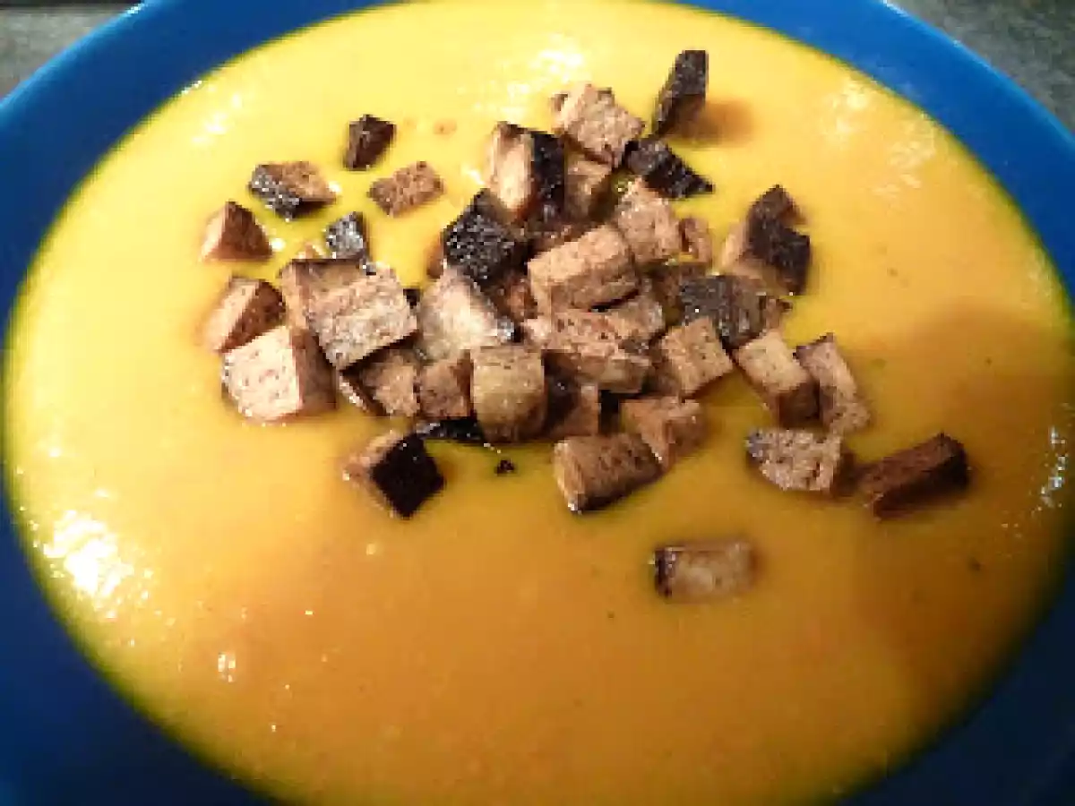 Kürbissuppe mit Räuchertofu-Croutons