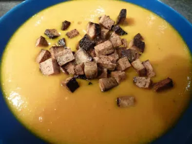Kürbissuppe mit Räuchertofu-Croutons