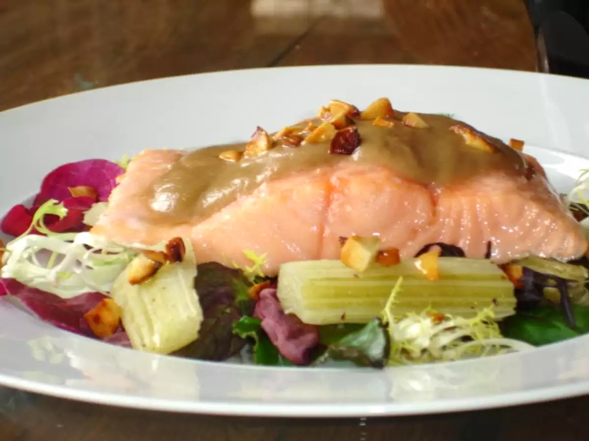 Lachs aus dem Backofen mit Karden und Schwarzbier-Apfelsauce