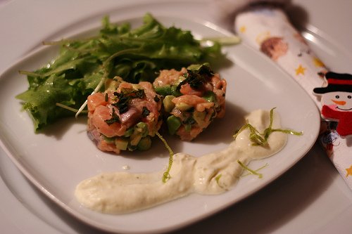 Lachs-avocado-tartar mit limetten-crème-fraîche rezept