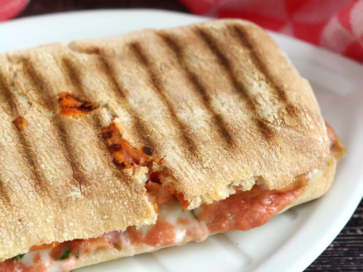 Lachs-Panini mit Mozzarella und Dill - foto 2