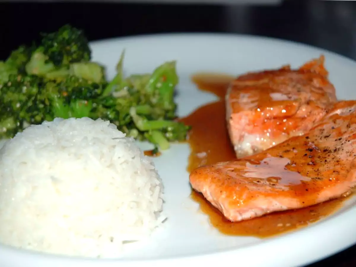 Lachs Teriyaki mit scharfem Brokkolisalat und Reis