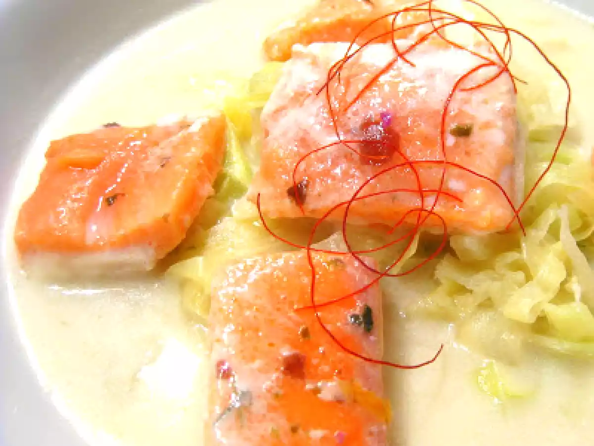 Lachsfilet heiß über Kohl grüne Currypaste gestreckt mit Kokosmilch