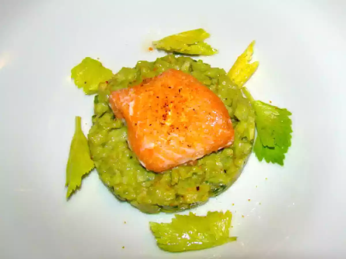 Lachsforelle mit Orangenpfeffer und Sellerie-Avocado-Tatare