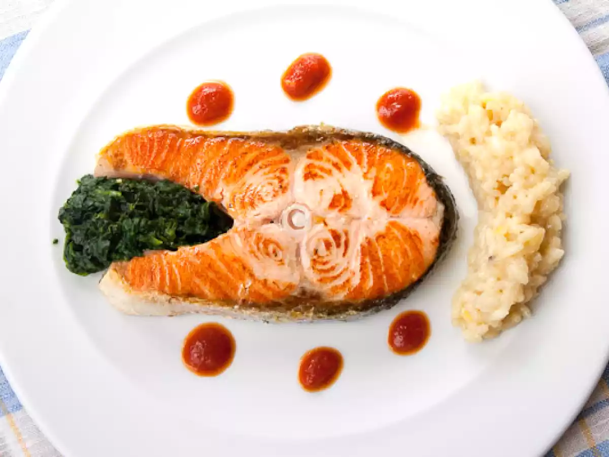 Lachssteak mit Zitronenrisotto, Spinat und Currysauce