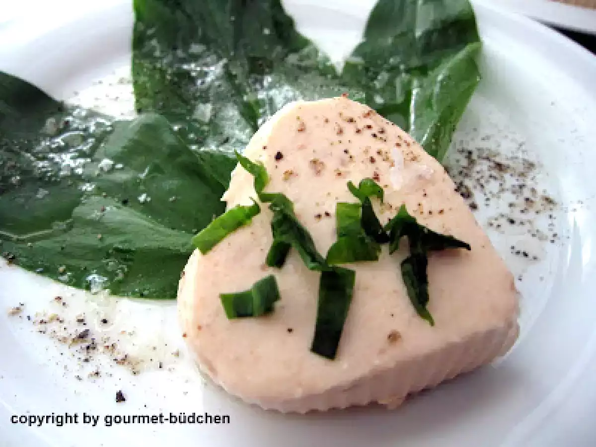 Lachsterrinenherz auf marinierten Bärlauchblättern