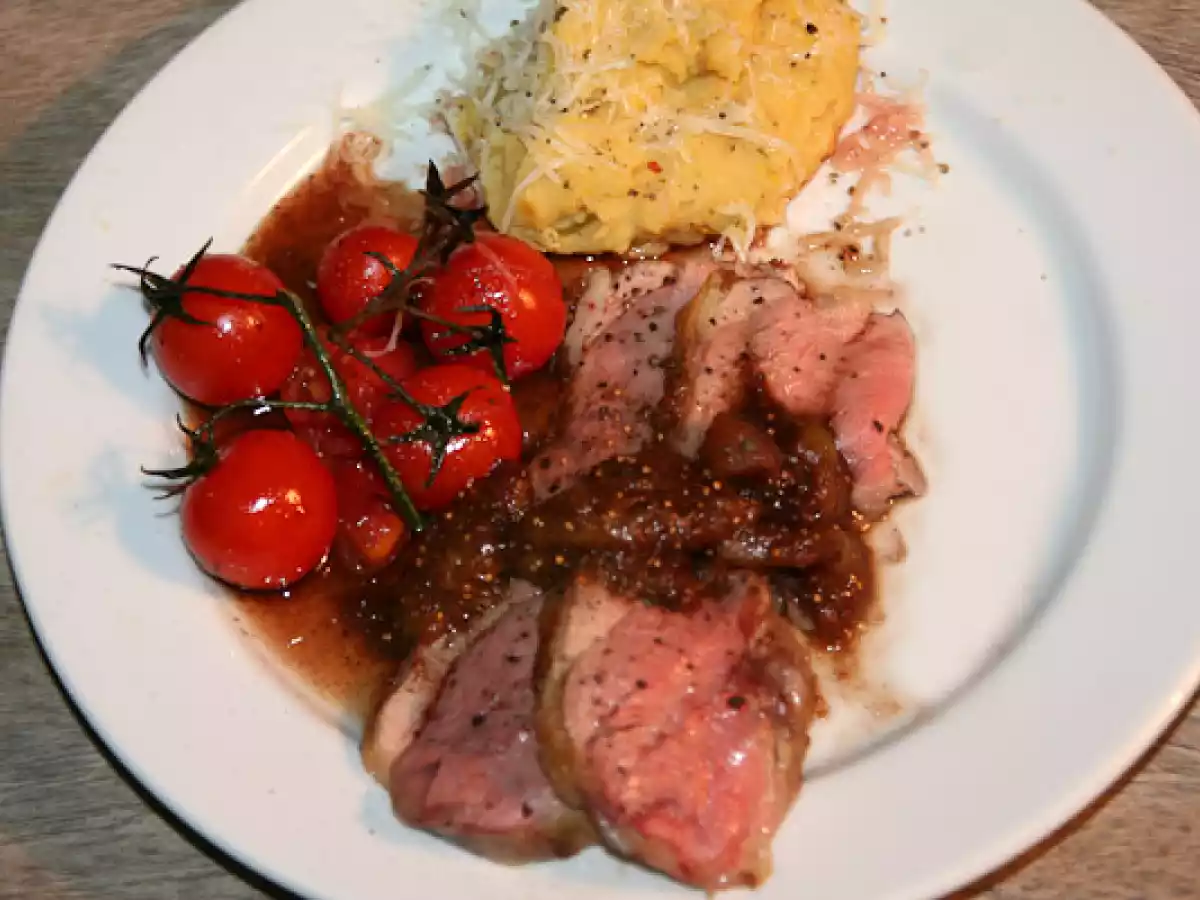 Langsam gegartes Lamm mit Fava-Kartoffelpüree und kofierten Tomaten an Feigen Jus