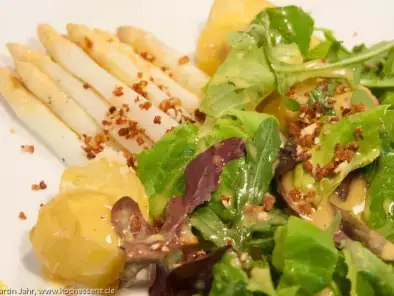 Lauwarmer Spargel-Wildkräuter-Salat mit Mandelcroutons
