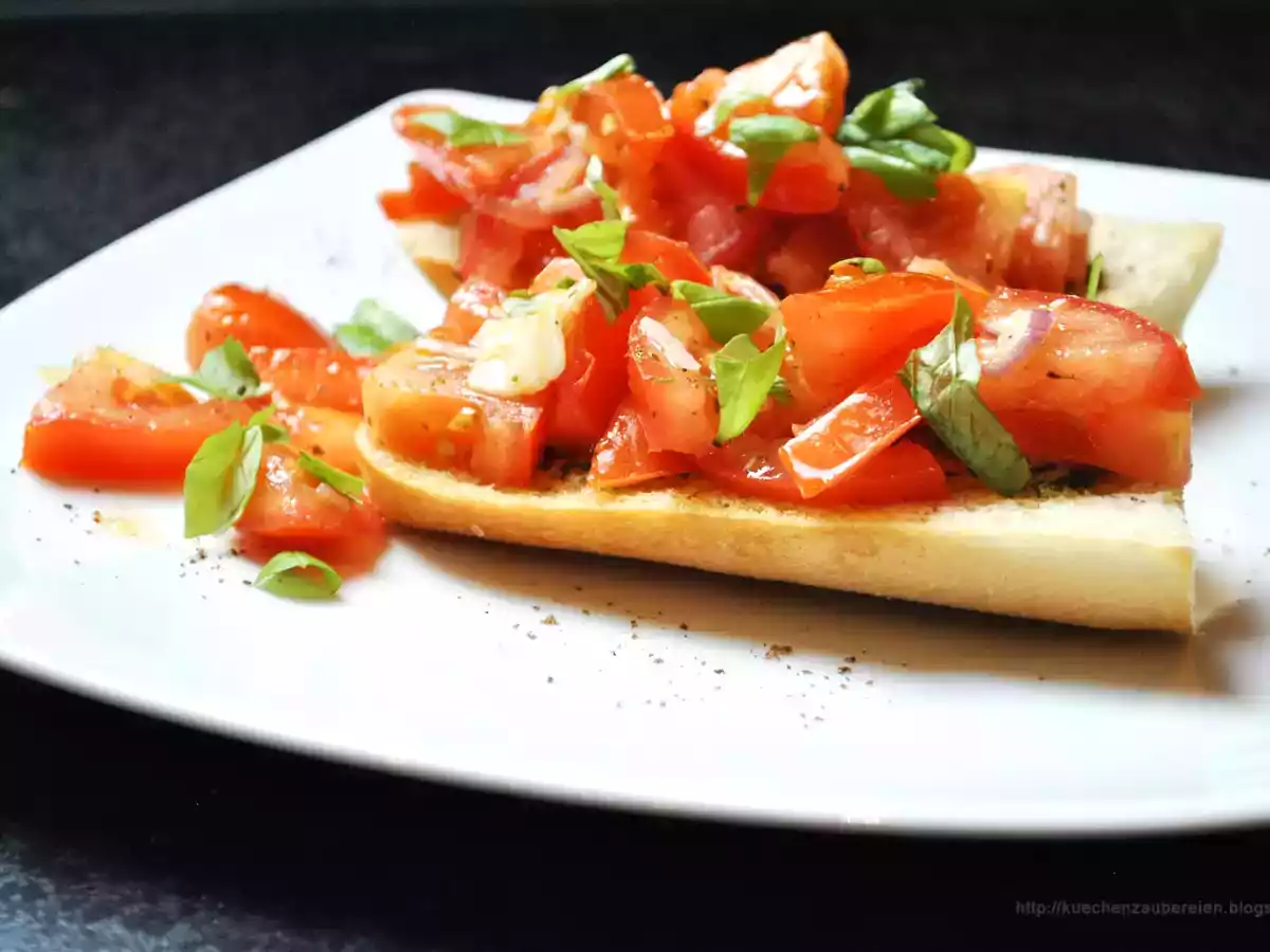 Lauwarmer Tomatensalat auf knusprigem Kräuterbaguette