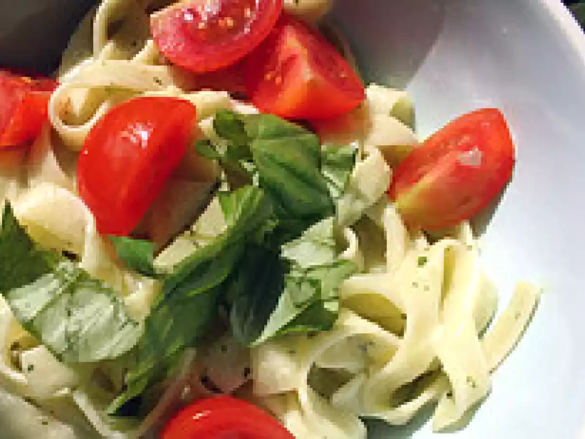 Leichte basilikum-nudeln