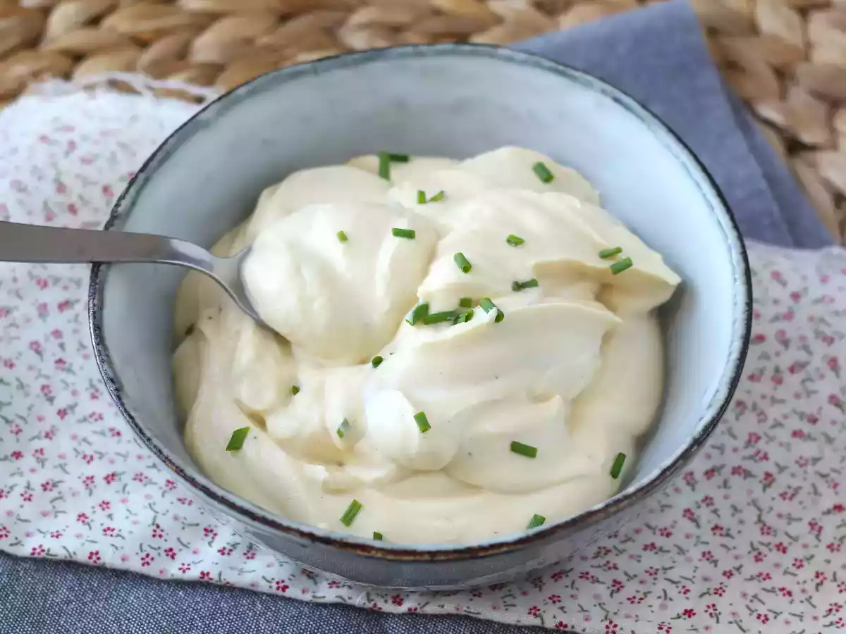Leichte Mayonnaise mit hartgekochten Eiern und ohne Öl! Perfekt, wenn man keine rohen Eier essen kann. - foto 3