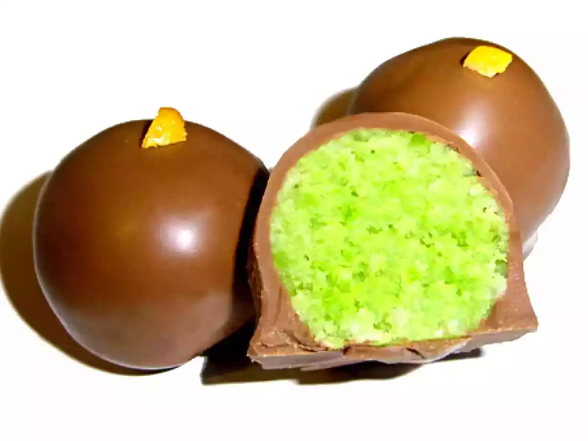 Lemon Burfi Trüffel mit natürlicher Farbe aus der Küche