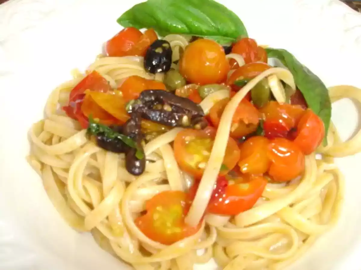 Linguine in fruchtiger Kirschtomatensauce mit Anchovis und Chili