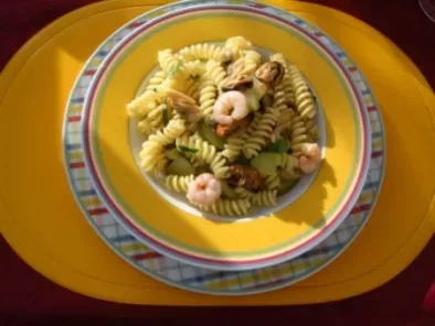 Linguine, Spaghetti oder andere Pasta mit Zucchini, Gamberetti, Muscheln