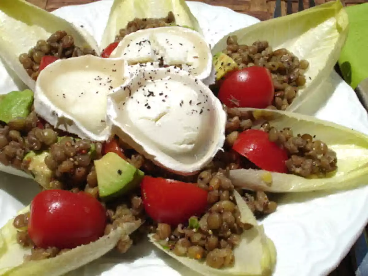 Linsensalat mit Birne, Avocado und Ziegenkäse