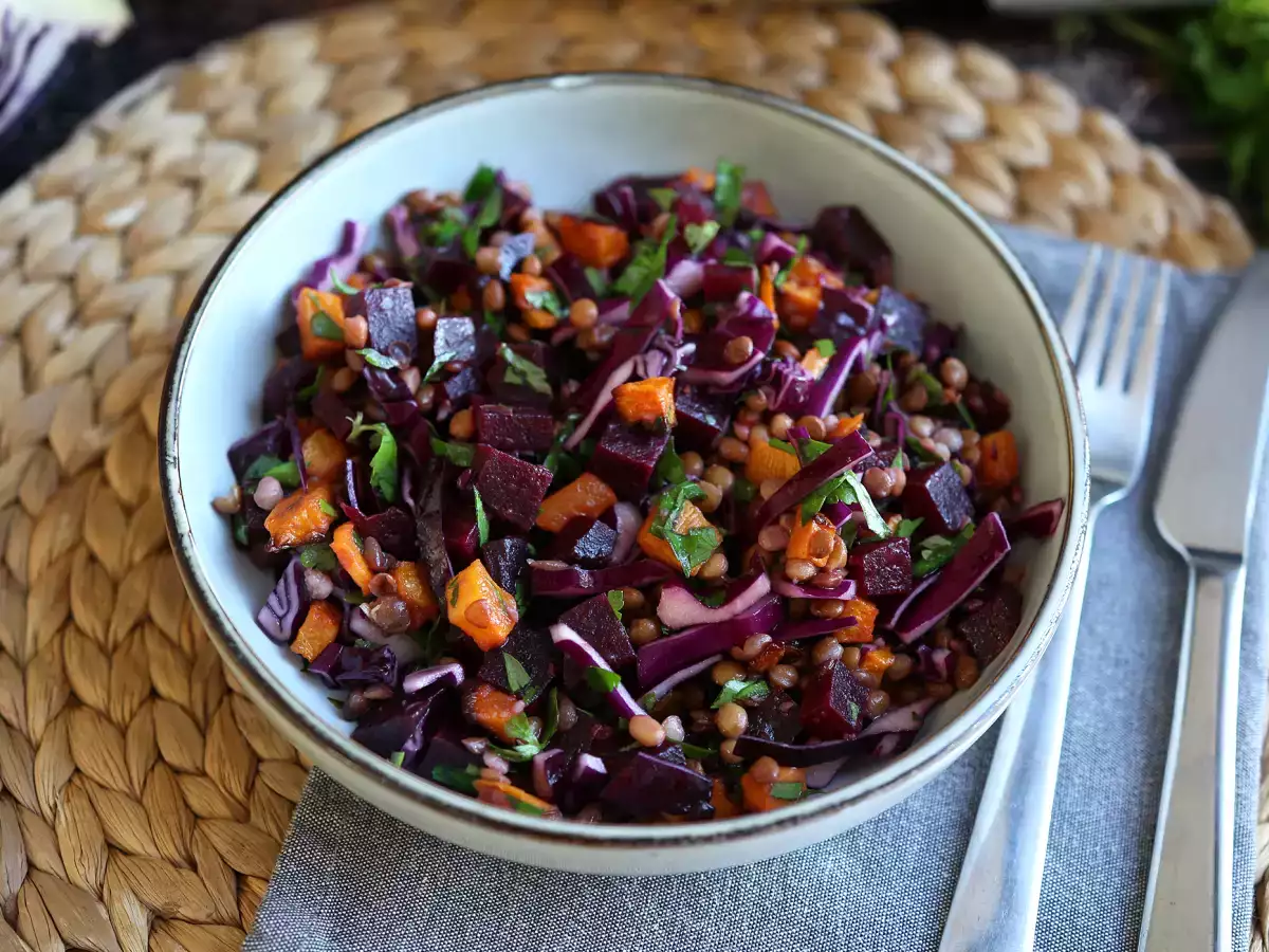 Linsensalat mit Butternut-Kürbis, Rotkohl, Roter Bete und Petersilie (perfekt für Herbst und Winter) - foto 2