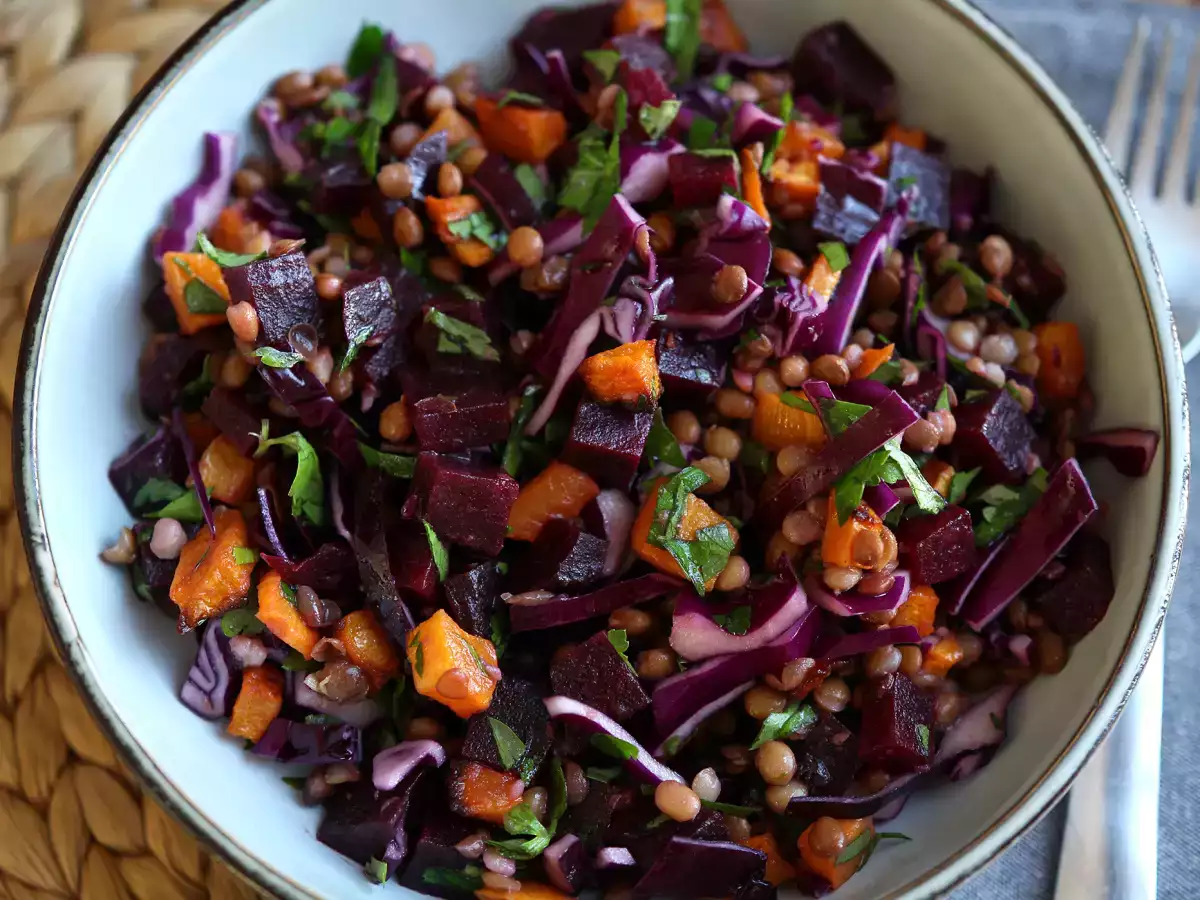 Linsensalat mit Butternut-Kürbis, Rotkohl, Roter Bete und Petersilie (perfekt für Herbst und Winter) - foto 4