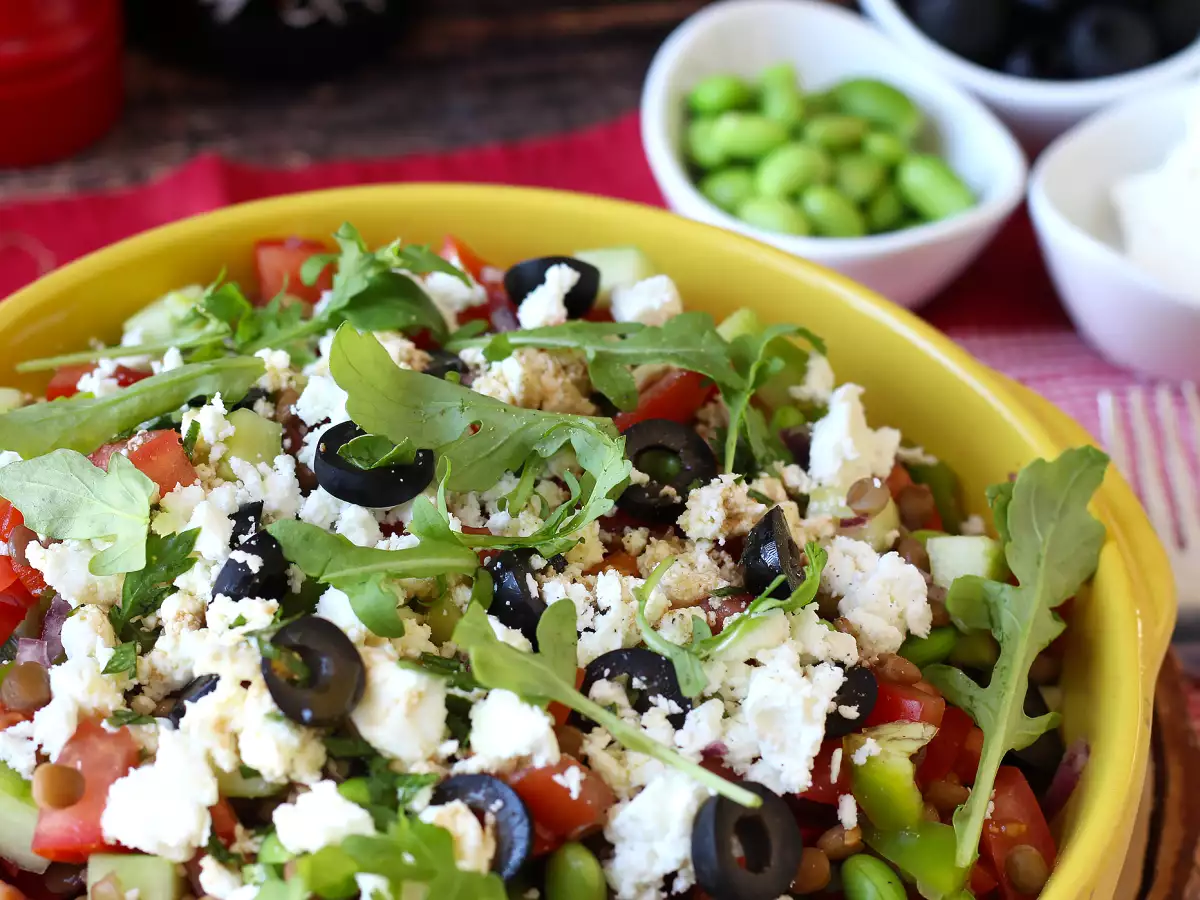 Linsensalat mit Feta und Edamame sowie knackigem Gemüse