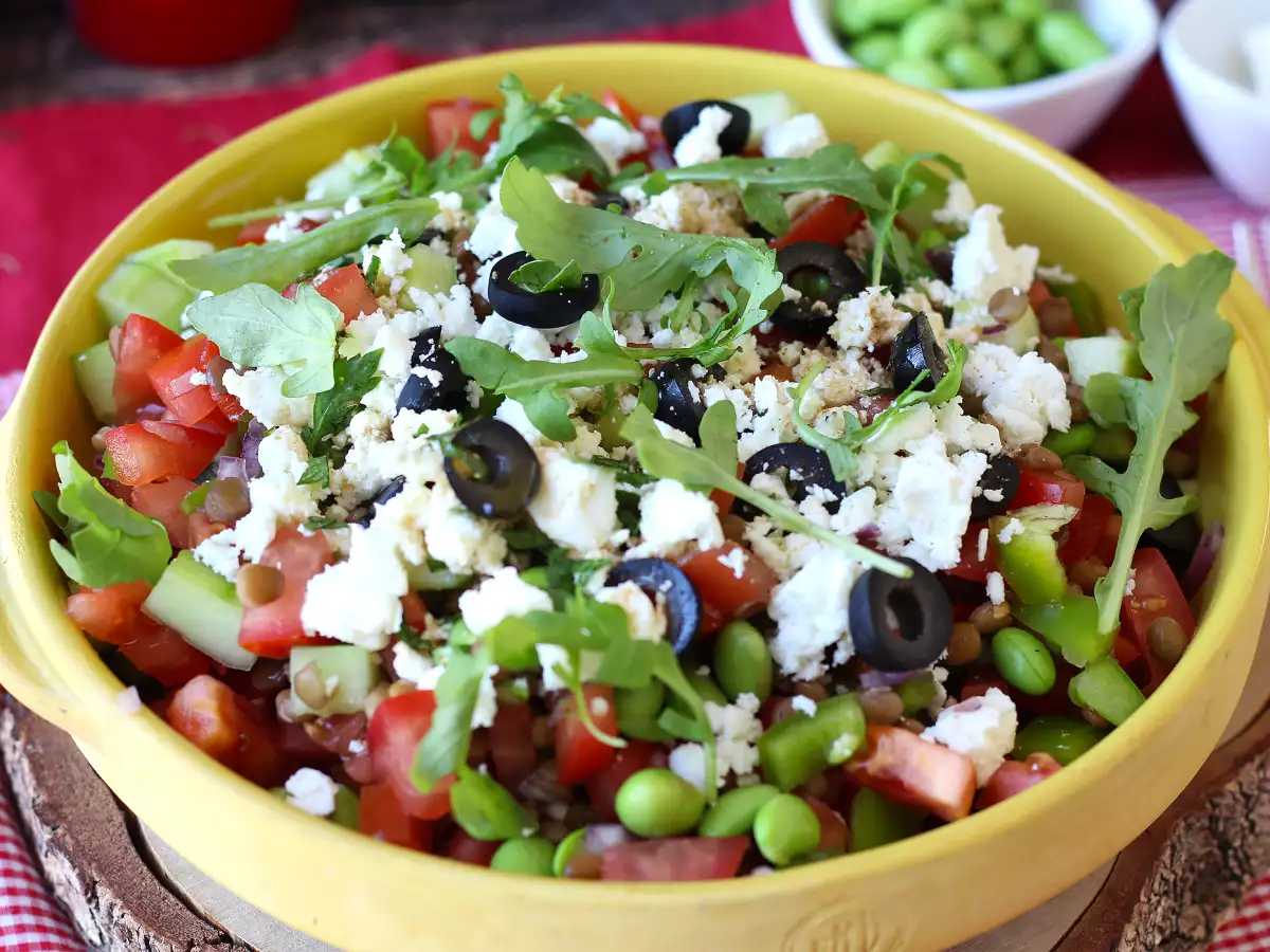 Linsensalat mit Feta und Edamame sowie knackigem Gemüse - foto 2