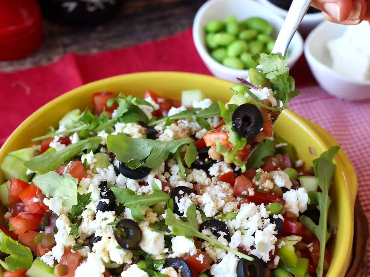 Linsensalat mit Feta und Edamame sowie knackigem Gemüse - foto 3