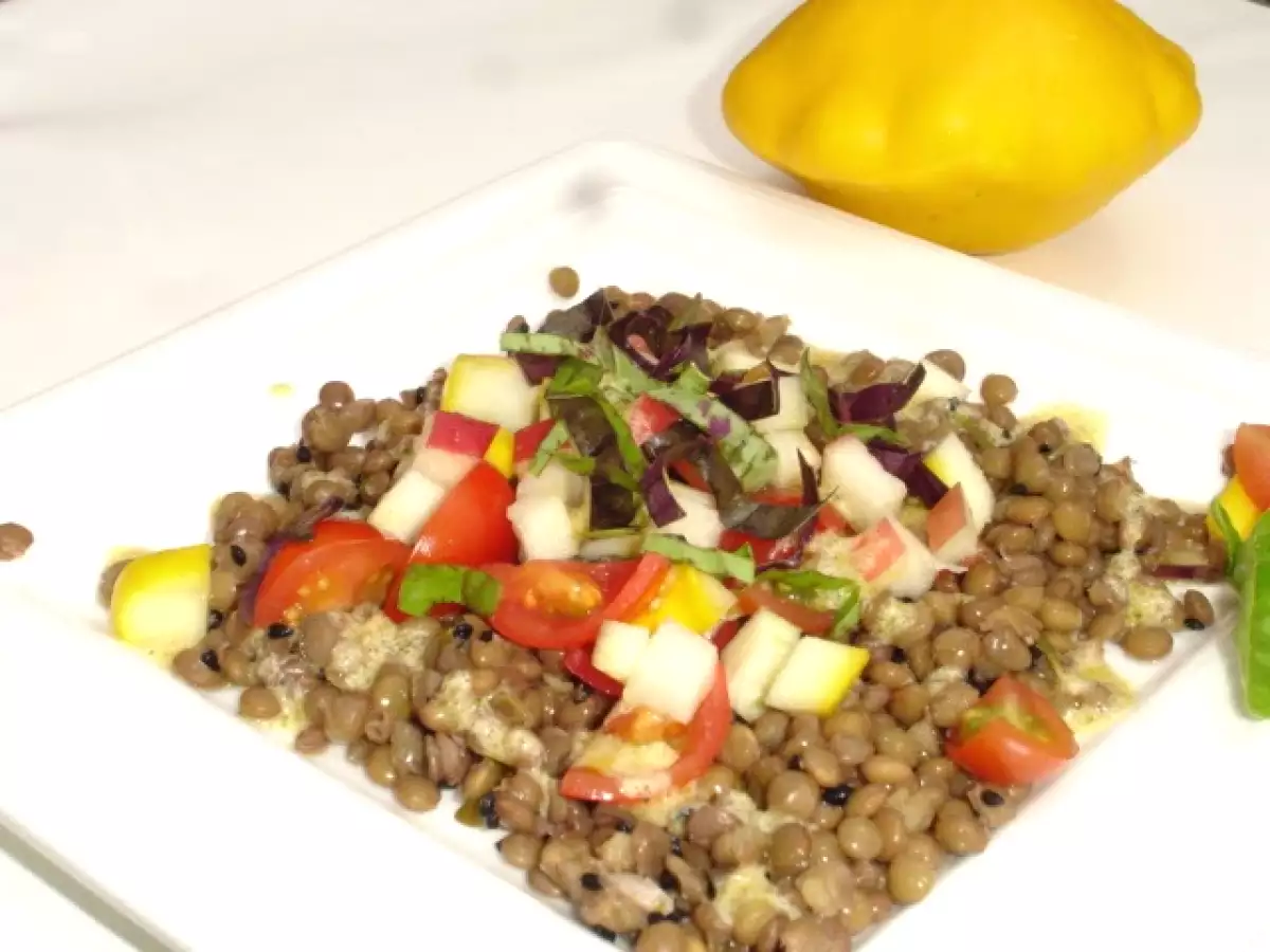 Linsensalat mit Pâtisson, Kirschtomaten und Basilikum
