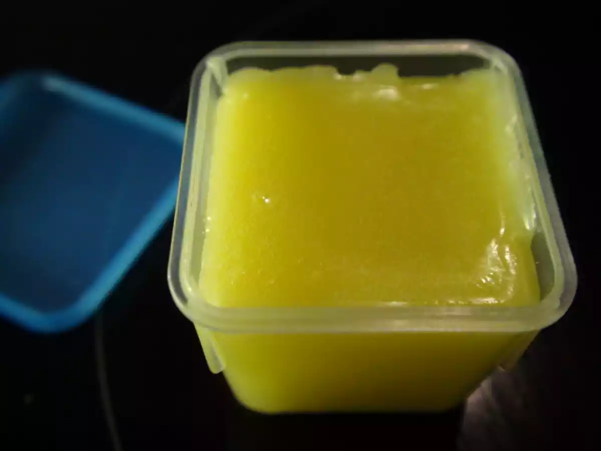 Lippenbalsam mit Bienenwachs und Honig