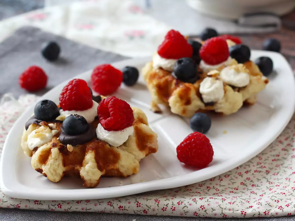 Lütticher Waffeln mit Früchten, Schokolade und Schlagsahne