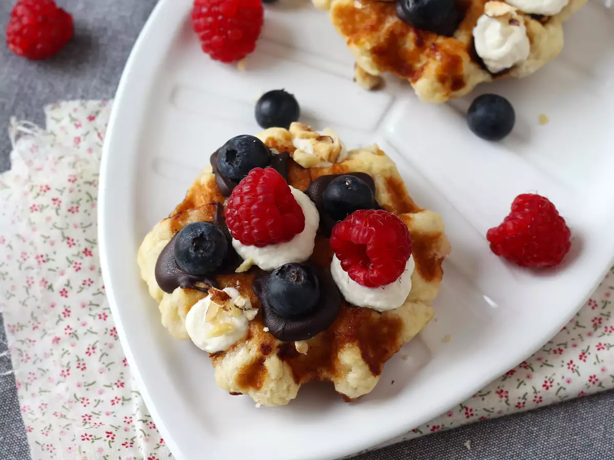 Lütticher Waffeln mit Früchten, Schokolade und Schlagsahne - foto 2