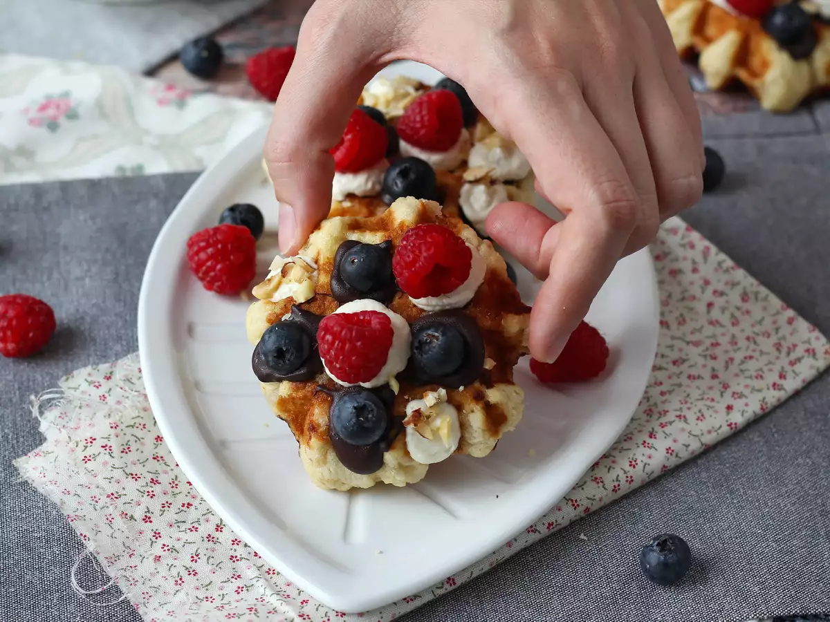 Lütticher Waffeln mit Früchten, Schokolade und Schlagsahne - foto 4