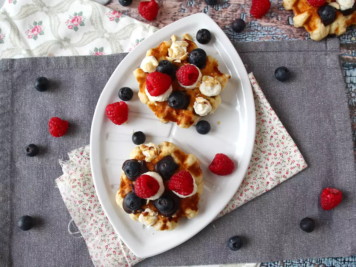 Lütticher Waffeln mit Früchten, Schokolade und Schlagsahne - foto 5