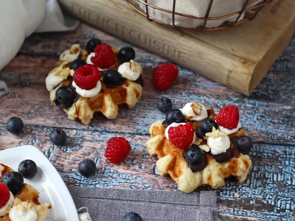 Lütticher Waffeln mit Früchten, Schokolade und Schlagsahne - foto 6