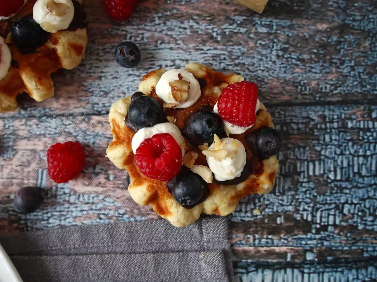 Lütticher Waffeln mit Früchten, Schokolade und Schlagsahne - foto 8