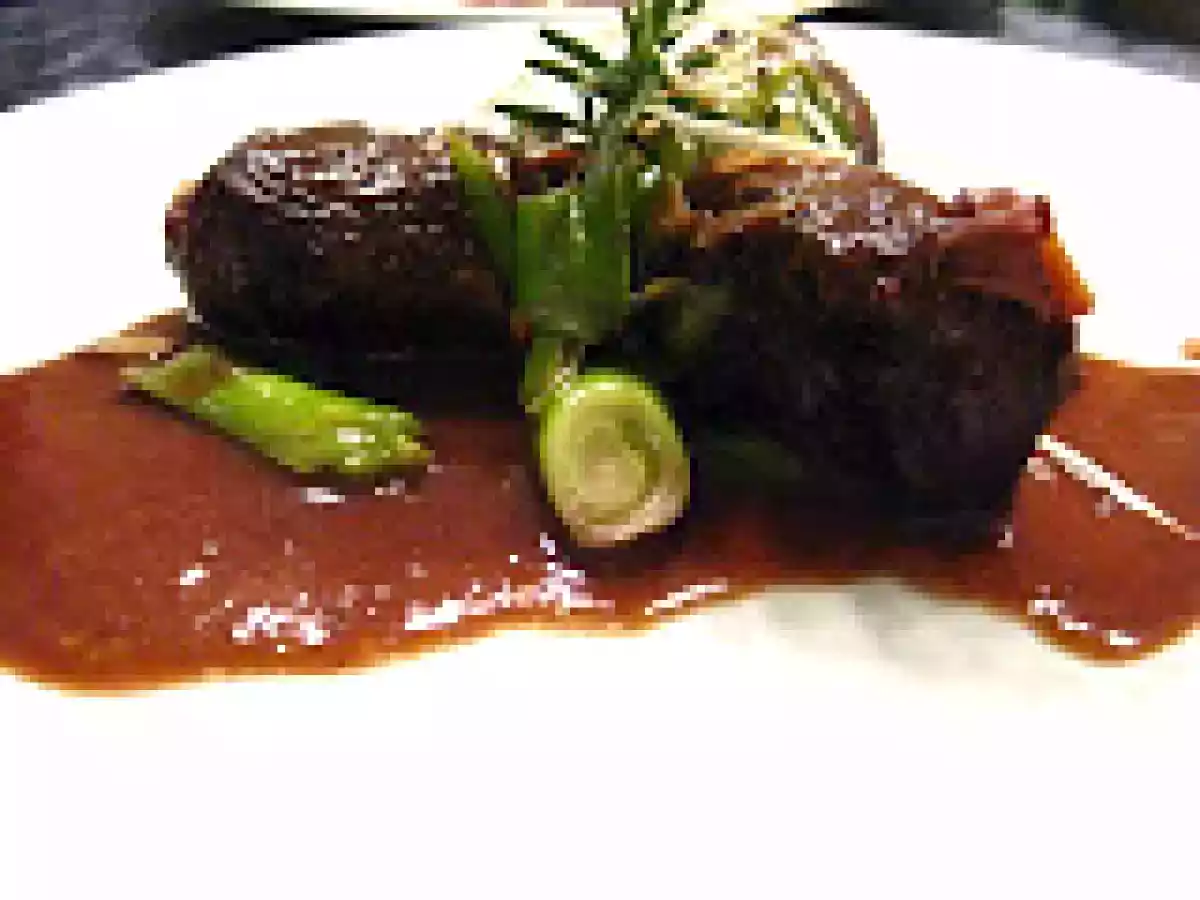 Magerbäckle in Mandelbutter und Preiselbeeren mit grünen Zwiebeln und Meerrettich-Chips