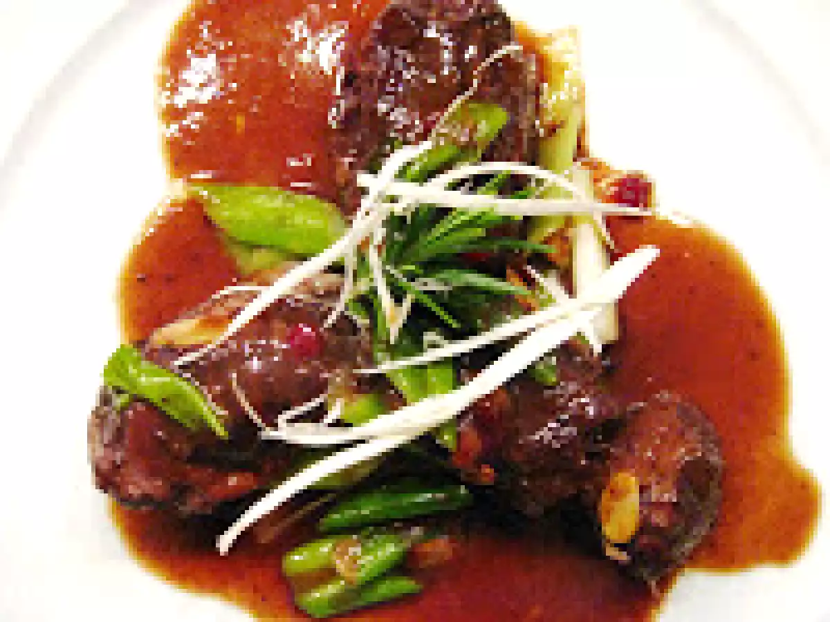 Magerbäckle in Mandelbutter und Preiselbeeren mit grünen Zwiebeln und Meerrettich-Chips - foto 2