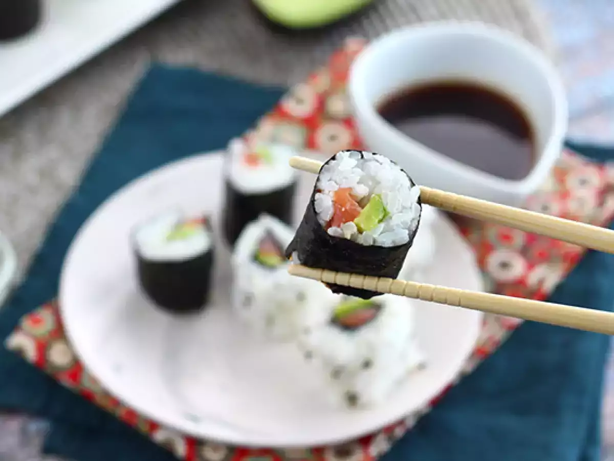 Maki mit Räucherlachs und Avocado - foto 2