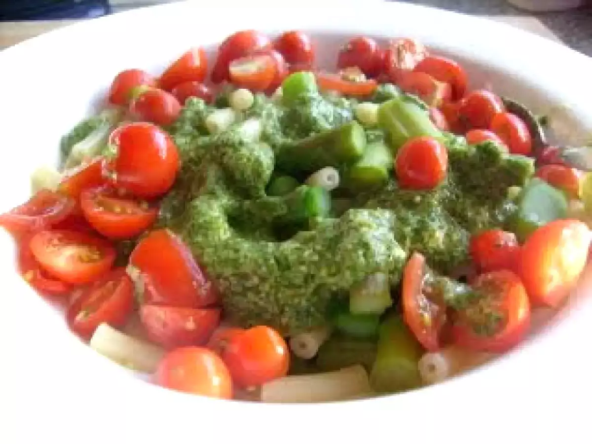 Makkaroni mit Pesto, Spargel und Tomaten