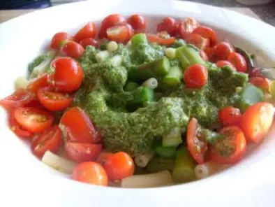 Makkaroni mit Pesto, Spargel und Tomaten
