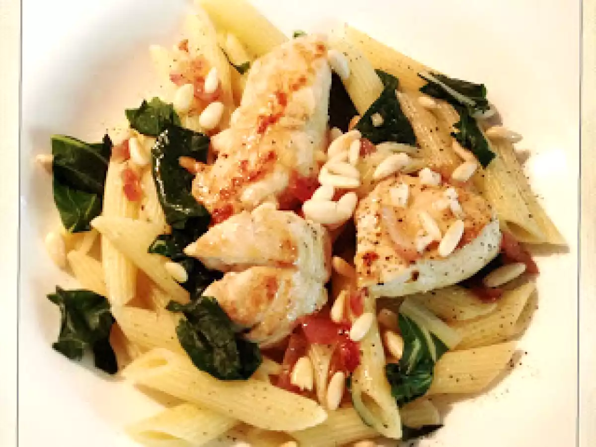 MANGOLD mit Penne, Hähnchenbrust und Pinienkernen