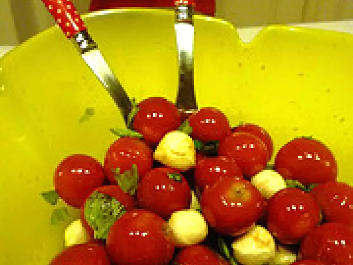 Marinierte kirschtomaten mit mozzarella