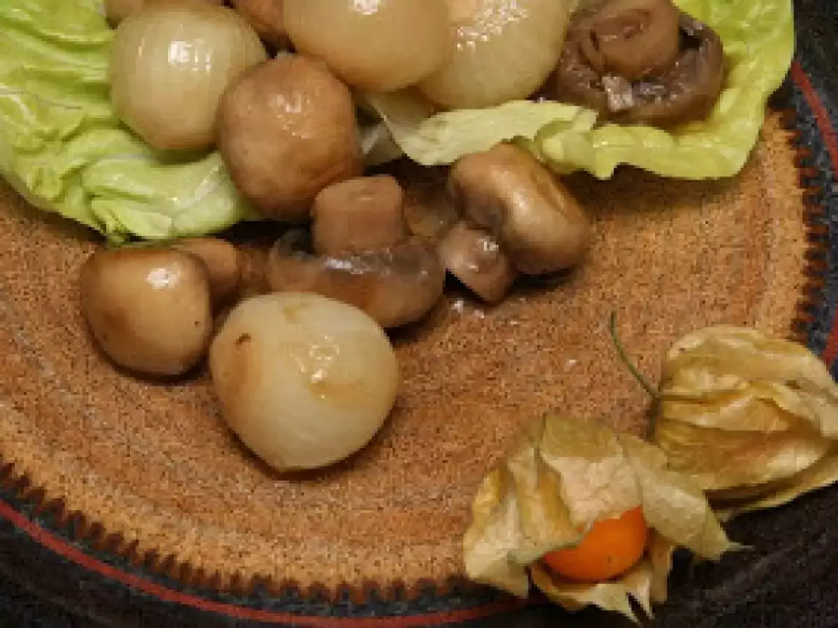 Marinierte Perlzwiebeln und Champignons