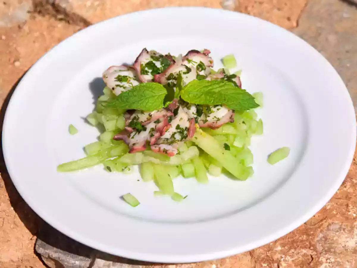Marinierter Oktopus auf Gurken & Melonensalat