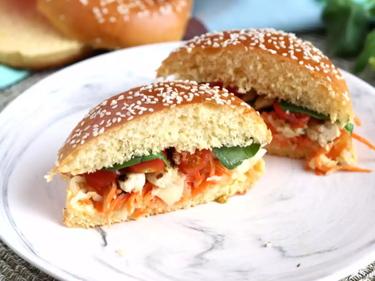 Mariniertes Hähnchensandwich mit Krautsalat, Tomaten und Basilikum