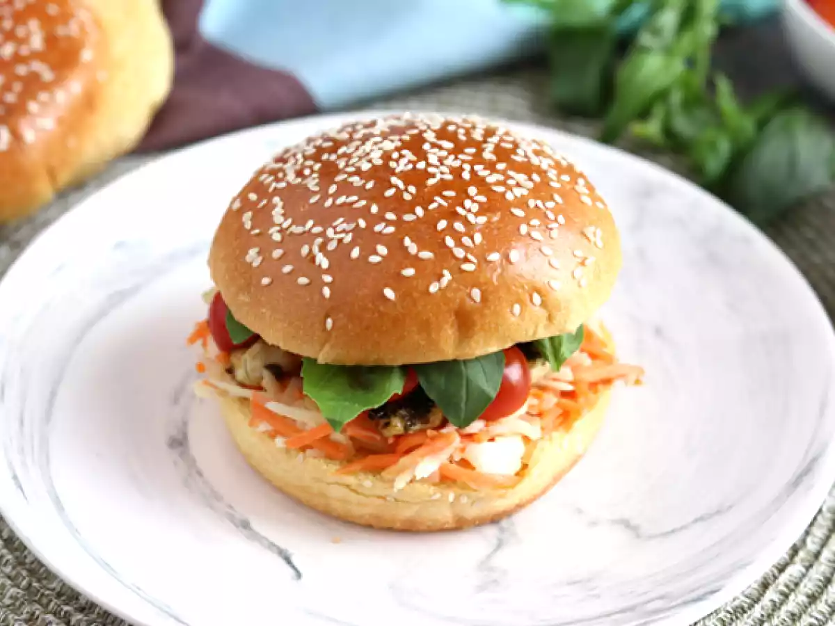 Mariniertes Hähnchensandwich mit Krautsalat, Tomaten und Basilikum - foto 2