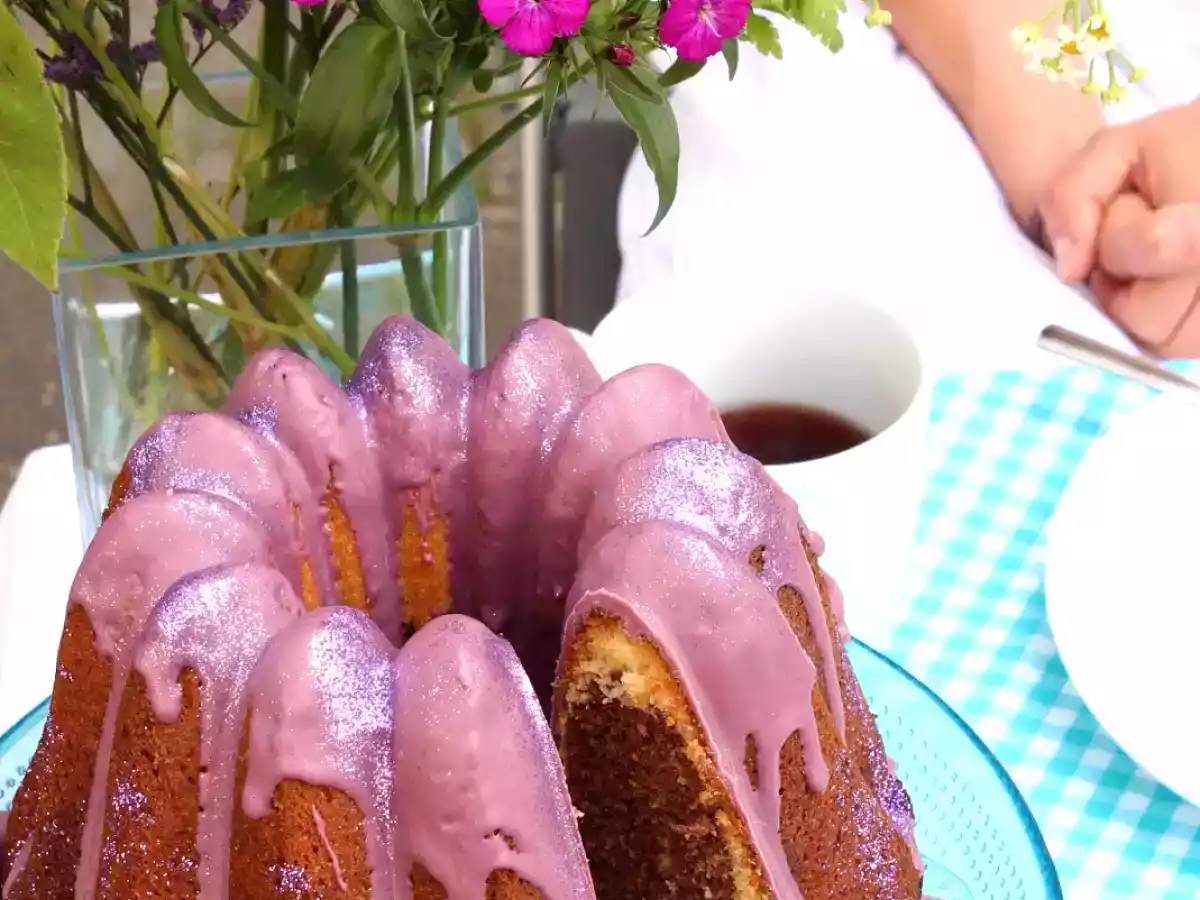 Marmorkuchen im lila Gugelhupfgewand